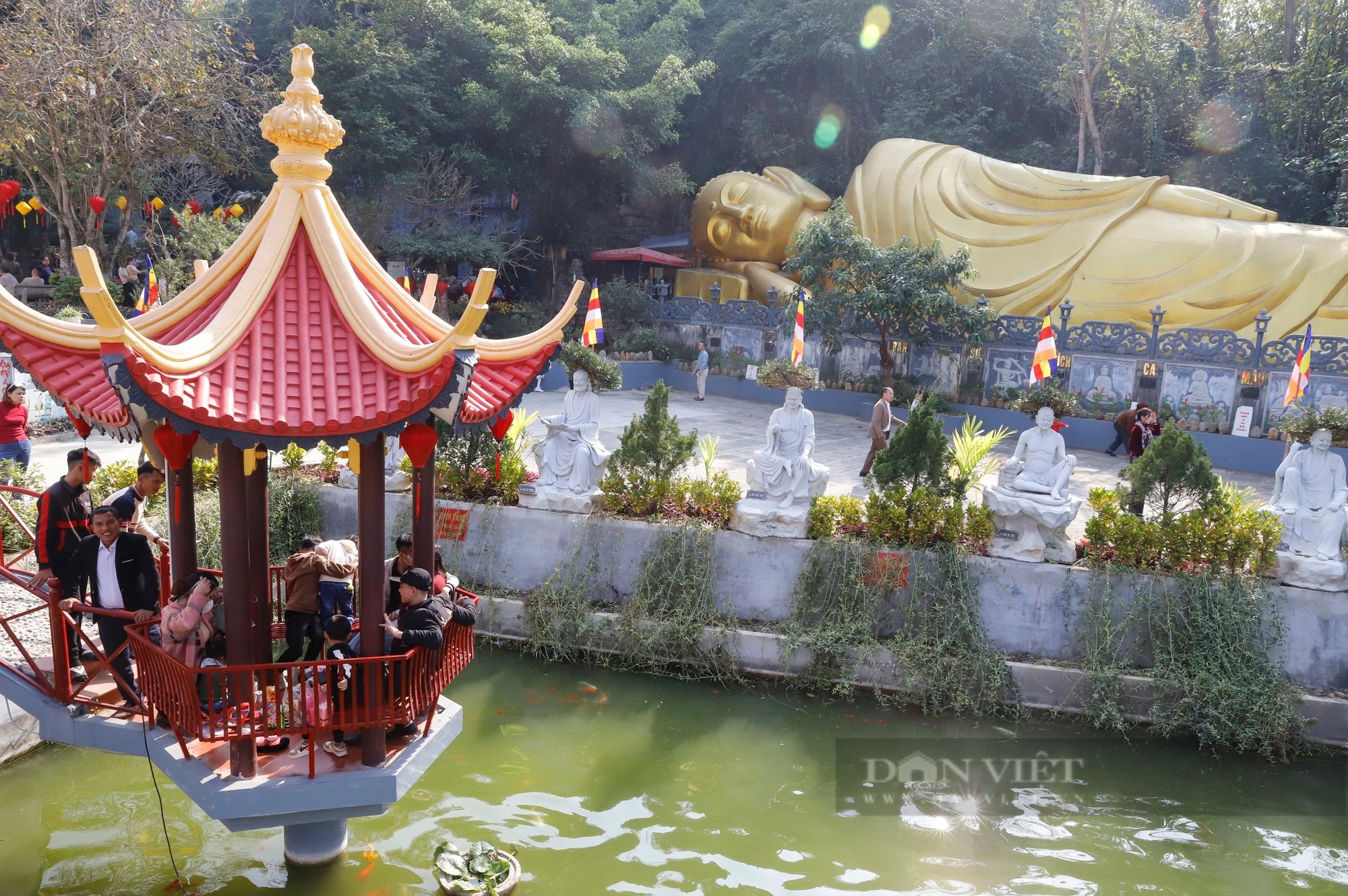 Du khách nườm nượp đi vào sâu trong hang đá bái phật cầu bình an ở Tuyên Quang- Ảnh 12.