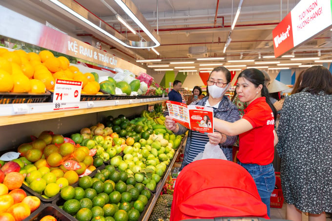 Kunden kaufen in einem Winmart-Supermarkt ein, einem Mitglied der Masan Group. Foto: Masan