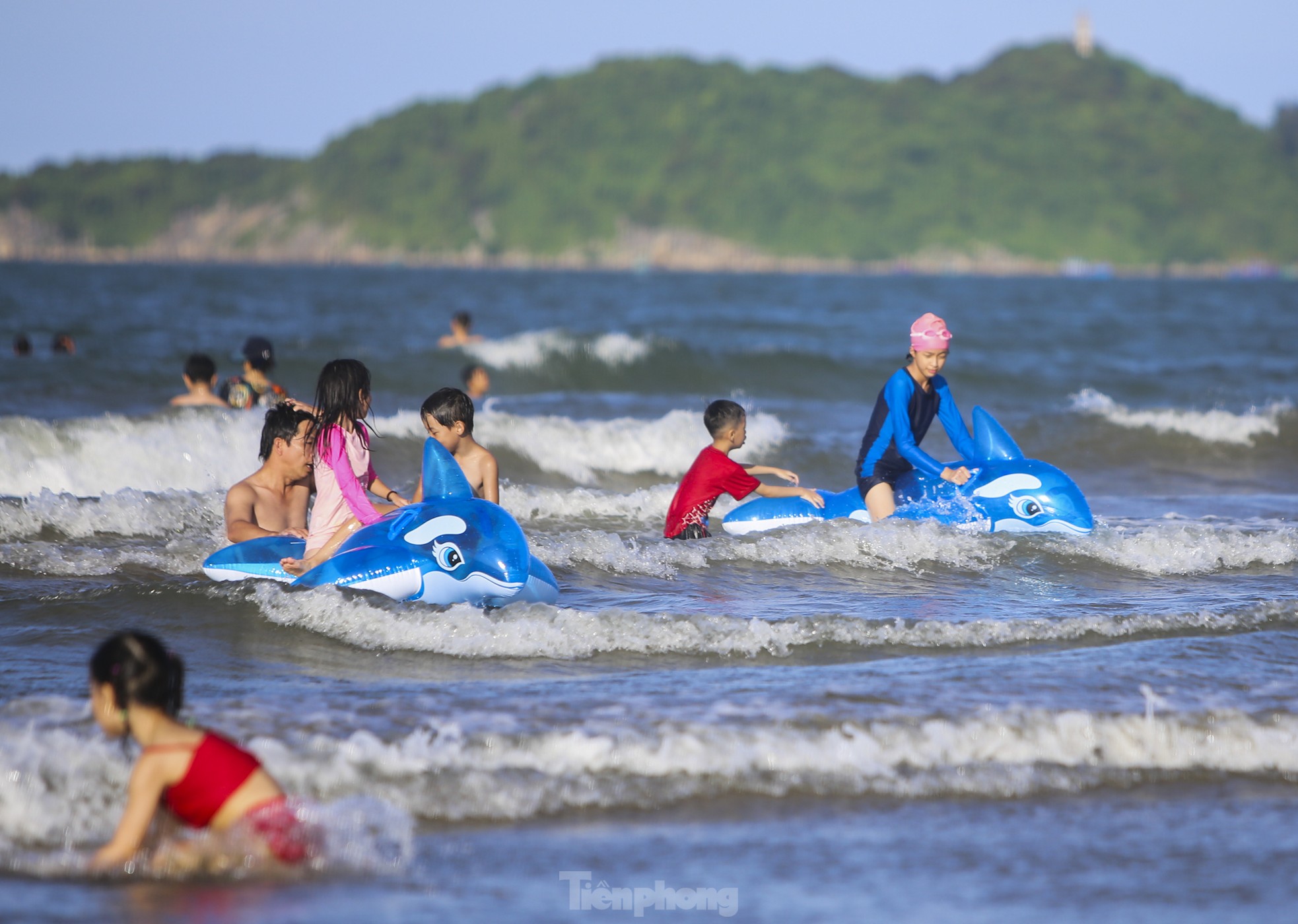 Hot weather, tourists flock to Ha Tinh beach to 'cool off' photo 3