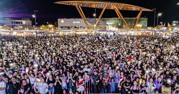 More than 80,000 people flocked to Dong Hoi, Quang Binh to watch the EDM Music Festival and fireworks.