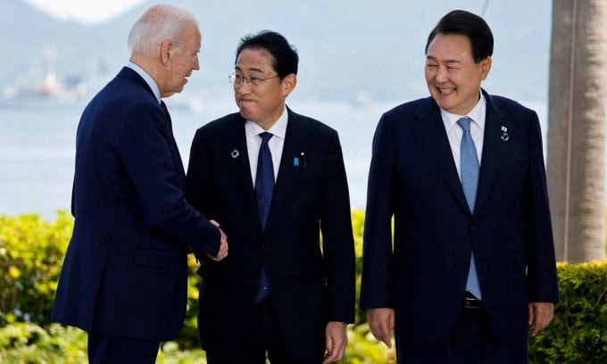 ប្រធានាធិបតីអាមេរិក Joe Biden នាយករដ្ឋមន្ត្រីជប៉ុន Fumio Kishida និងប្រធានាធិបតីកូរ៉េខាងត្បូង Yoon Suk Yeol ក្នុងកិច្ចប្រជុំកំពូល G7 នៅទីក្រុង Hiroshima ប្រទេសជប៉ុនកាលពីថ្ងៃទី 21 ឧសភា។ រូបថត៖ រ៉យទ័រ