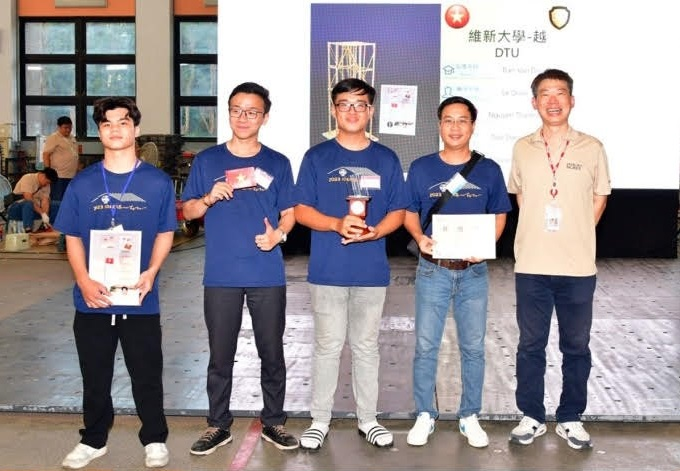 Tres miembros del equipo de la DTU (izquierda) ganaron la copa del campeonato IDEERS 2023. Foto: Universidad Duy Tan