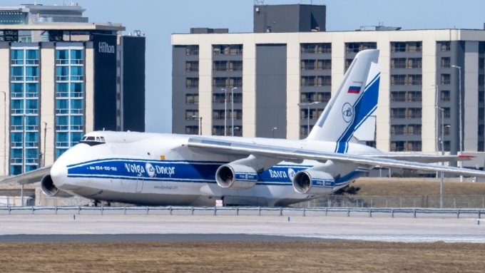 Un avion Antonov An-124, vraisemblablement de la compagnie aérienne russe Volga-Dnepr, stationné à l'aéroport Pearson de Toronto, au Canada, le 21 mars 2022. Photo : La Presse Canadienne
