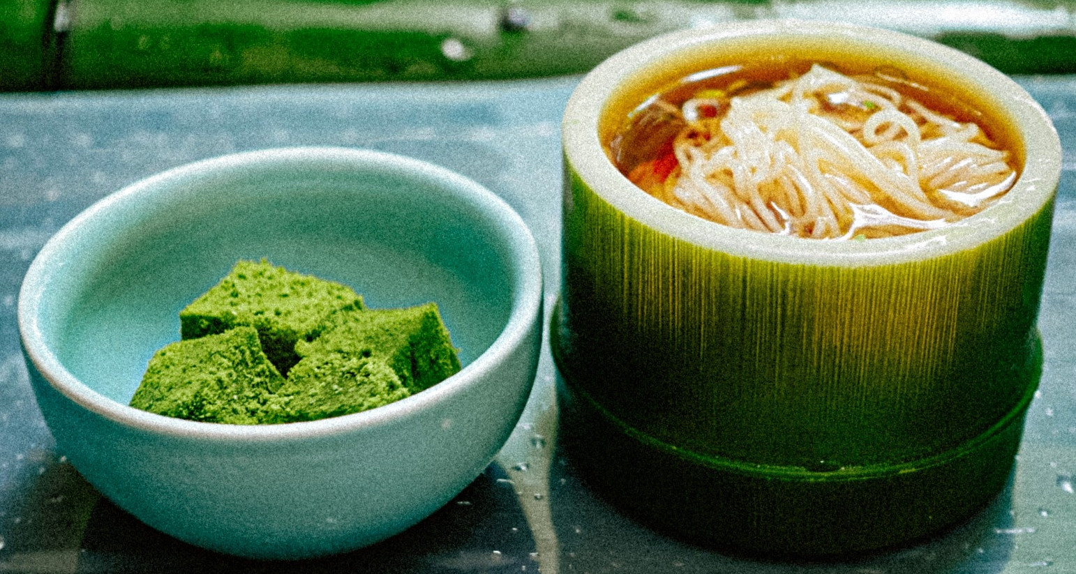 Strange bamboo noodle shop in Japan, Vietnamese customers wait 3 hours to 'take a number' to enjoy