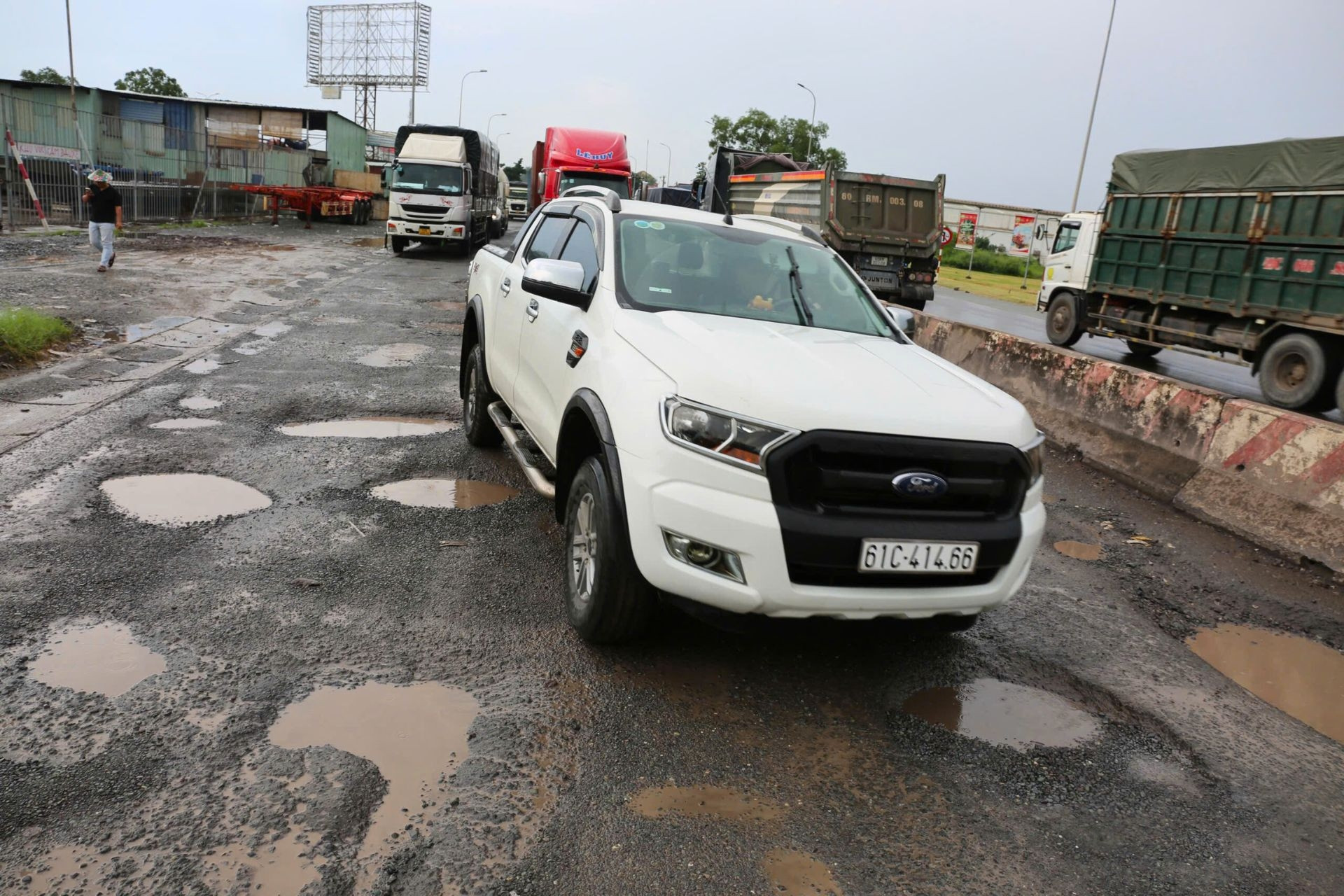 Temporarily closing a section of National Highway 51 through Dong Nai to patch potholes