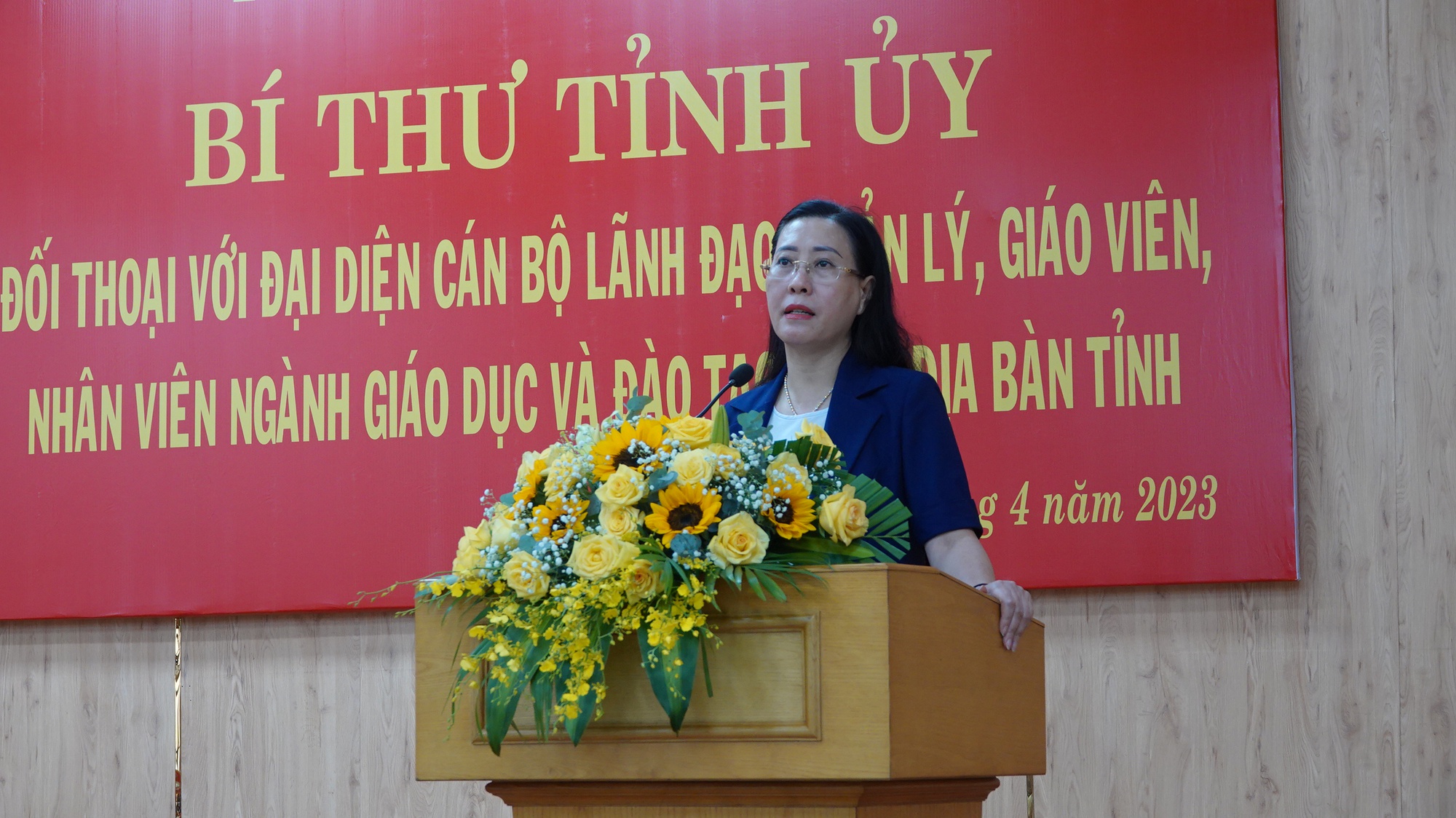 Bí thư Tỉnh ủy Quảng Ngãi: gặp gỡ, đối thoại ngành giáo dục Quảng Ngãi - Ảnh 2.