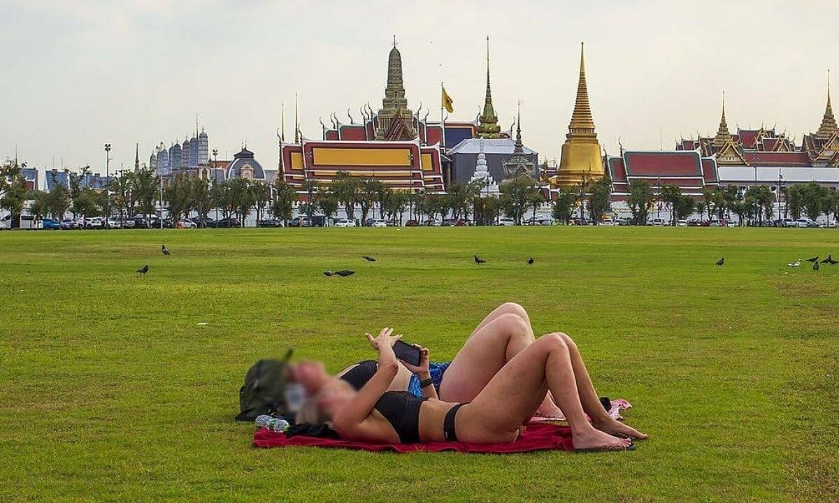 Des touristes prenant un bain de soleil devant un palais suscitent l'indignation en Thaïlande