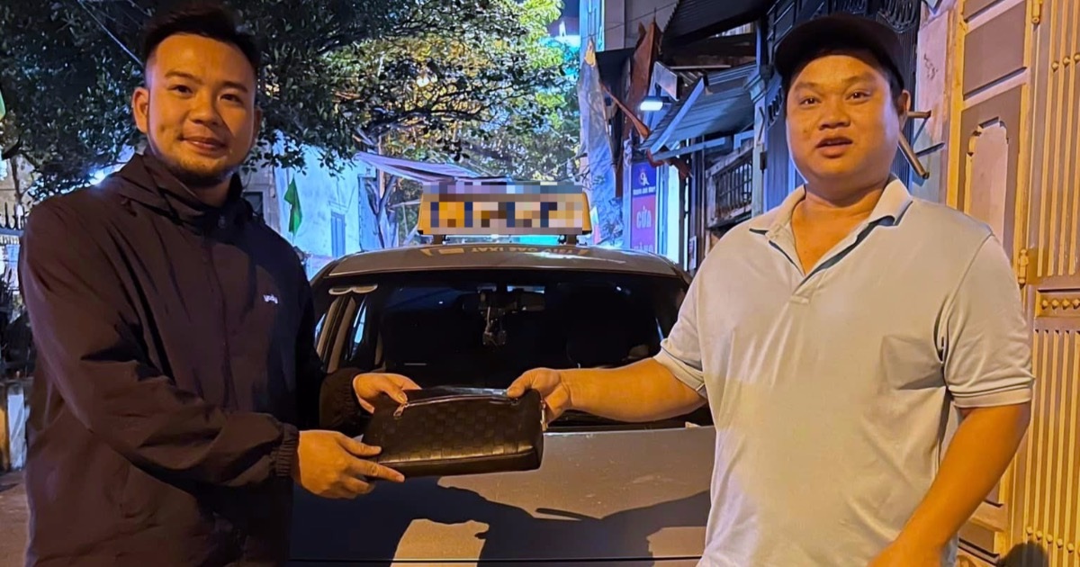 Un garçon de Hanoi a oublié un sac d'or dans un taxi et est tombé en panne pour recevoir la fin après quelques heures