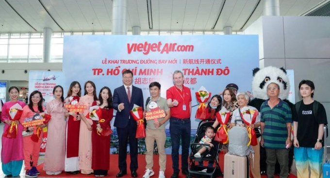 Passengers on the inaugural flight to Ho Chi Minh City and Chengdu were welcomed and wished a happy new year by Vietjet leaders. Photo: Tai Nguyen