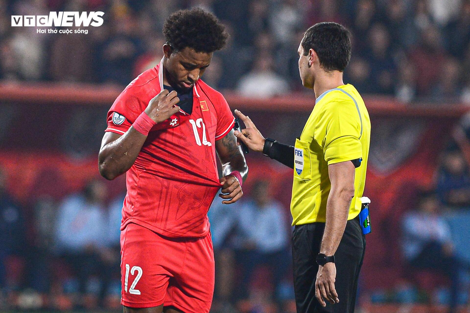 Gros plan de Xuan Son déchirant son maillot et son filet contre Singapour pour amener le Vietnam en finale - 5