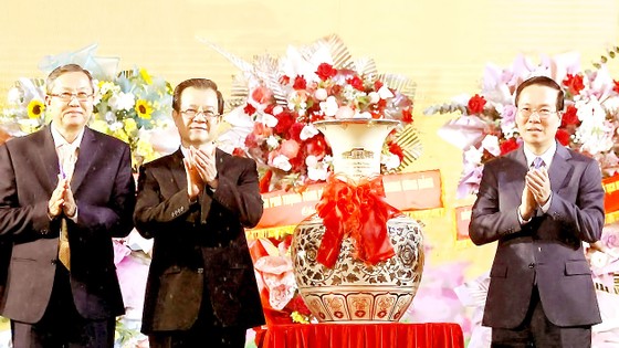 Solemnly celebrating the 135th birthday of President Ton Duc Thang photo 1