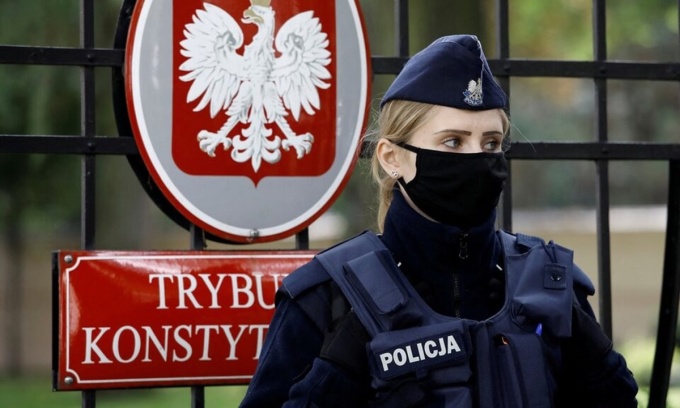 Un policía hace guardia frente al Tribunal Constitucional polaco en Varsovia en 2021. Foto: Reuters