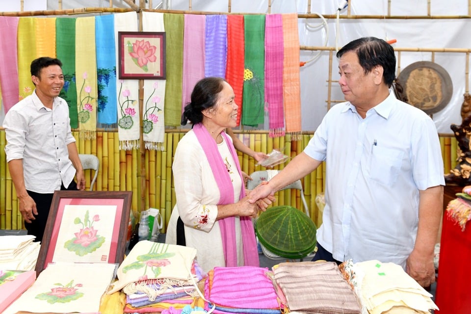 Minister of Agriculture and Rural Development Le Minh Hoan met with artisan Phan Thi Thuan (My Duc district, Hanoi) who produces products from lotus silk.