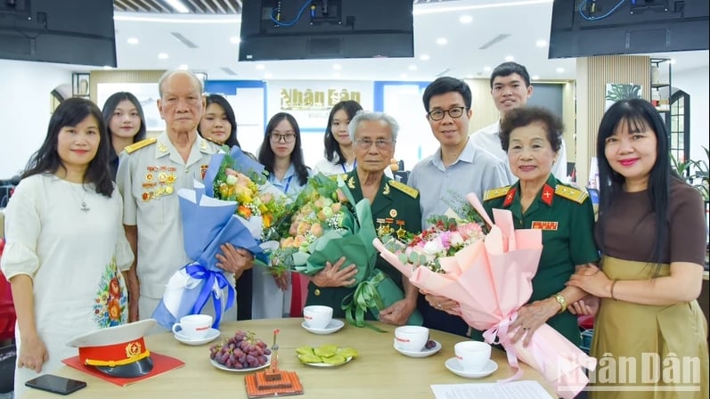 หนังสือพิมพ์ประชาชนจัดประชุมพยานประวัติศาสตร์วันปลดปล่อย ภาพที่ 1