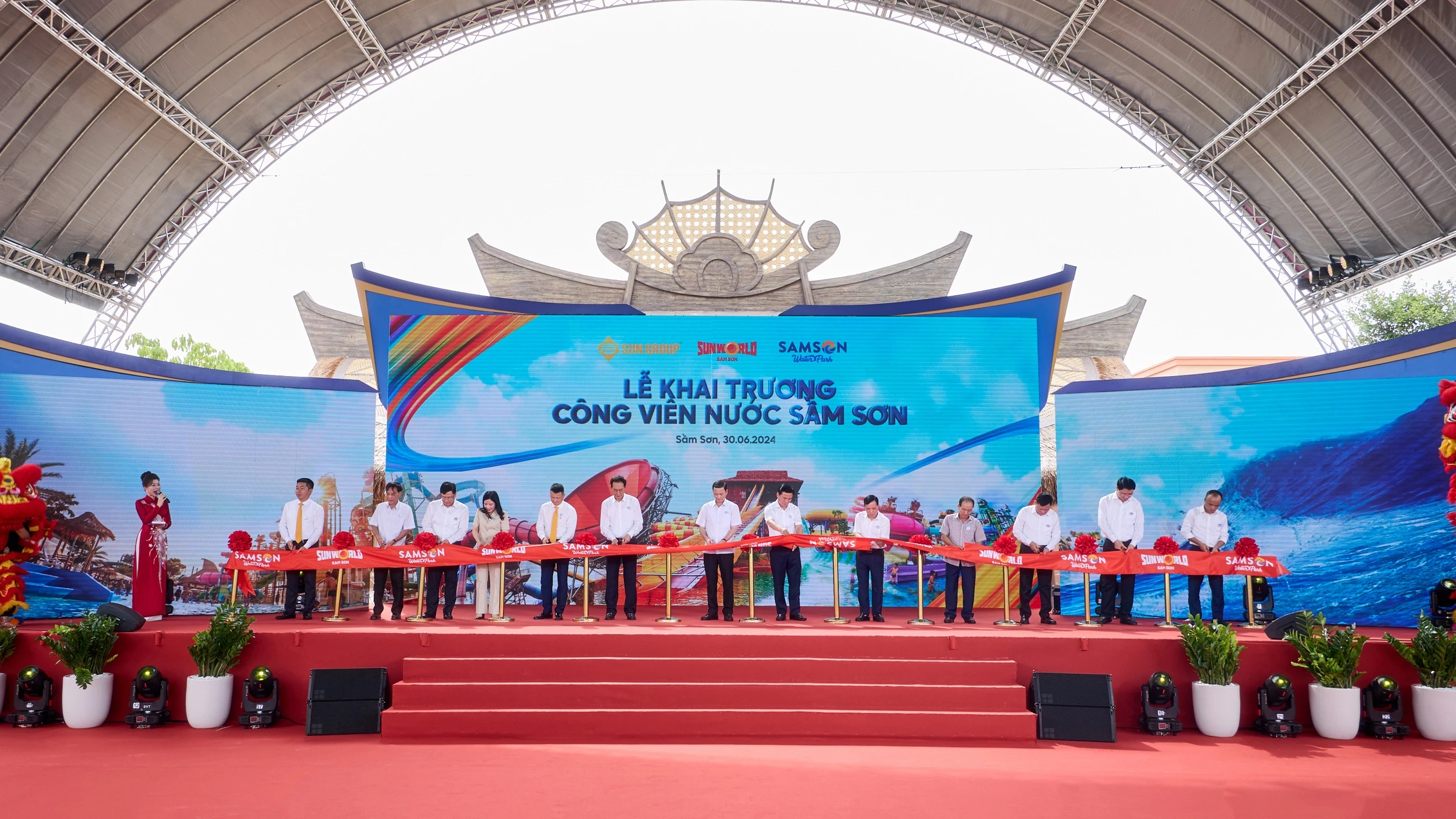 Công viên nước Sầm Sơn đón gần 4.000 du khách sau 1 giờ mở cửa- Ảnh 3.