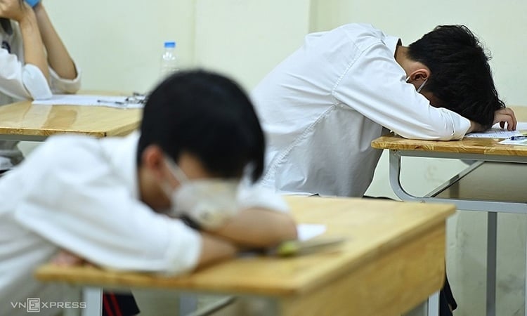 男子学生は試験のプレッシャーでパニックに