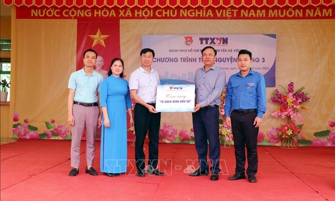 La Unión de Jóvenes de la Agencia de Noticias de Vietnam presenta la librería Dinh Huu Du en la provincia de Tuyen Quang