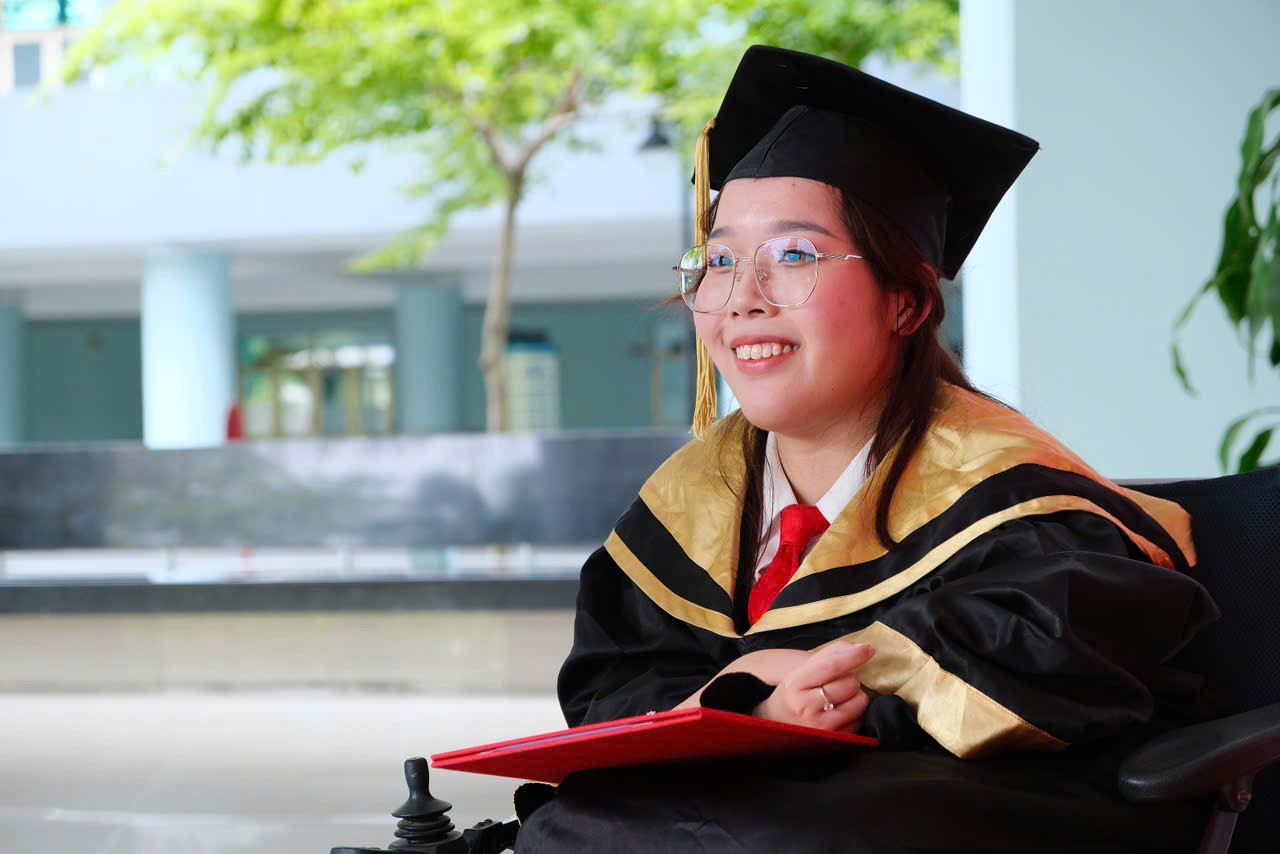 Une jeune fille atteinte d'amyotrophie spinale obtient son diplôme universitaire avec mention