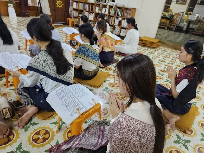 Des étudiants laotiens chantent en vietnamien à la pagode Tam Bao (Da Nang). (Image: Sinh viên Lào tụng kinh tiếng Việt tại chùa Tam Bảo (Đà Nẵng). (Ảnh: