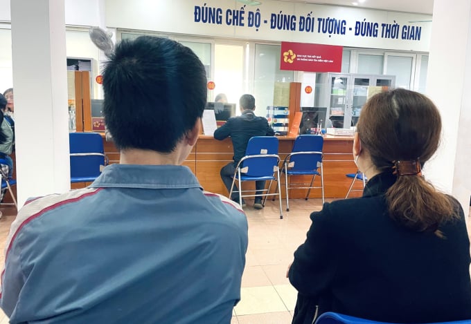 Middle-aged workers complete procedures to receive unemployment benefits at the Hanoi Employment Service Center on the morning of March 13. Photo: Phan Duong