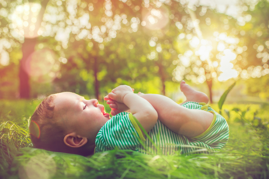 Vertreiben Sie Hitzepickel und Juckreiz, damit Ihr Baby den Sommer unbeschwert erkunden kann
