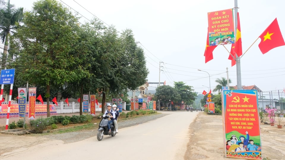 Route de circulation rurale dans la commune de Minh Quang (district de Ba Vi).