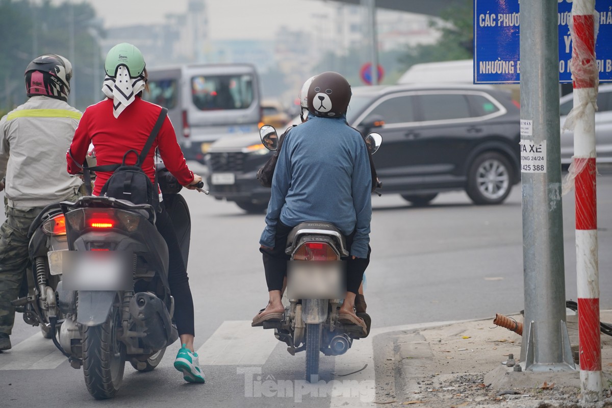 Der Himmel in Hanoi ist aufgrund der Luftverschmutzung dunstig, an manchen Orten ist die Luft schlecht, Foto 11