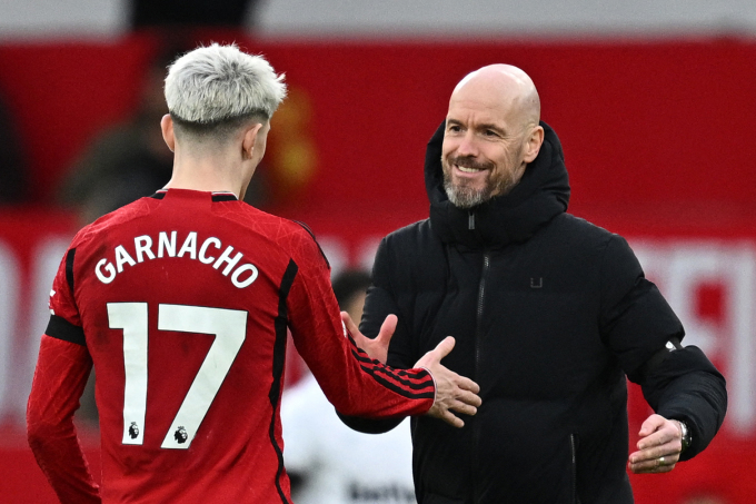 El entrenador Erik ten Hag estrechó la mano de Alejandro Garnacho después del partido contra el West Ham en la jornada 24 de la Premier League. Foto: AFP