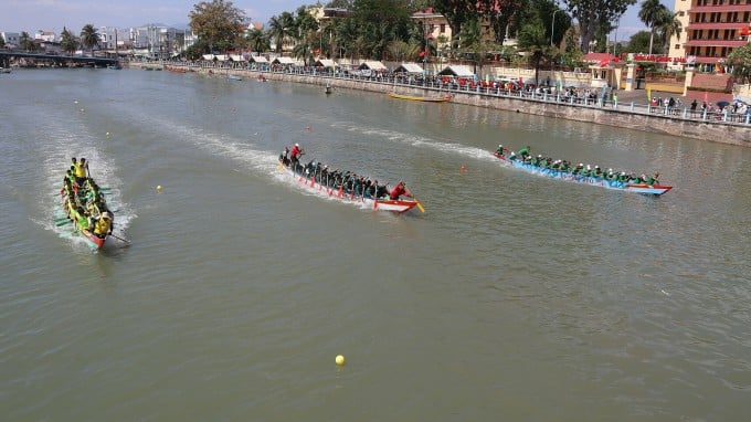 The first 3 teams to start in the 300 meter horizontal race. Photo: Viet Quoc