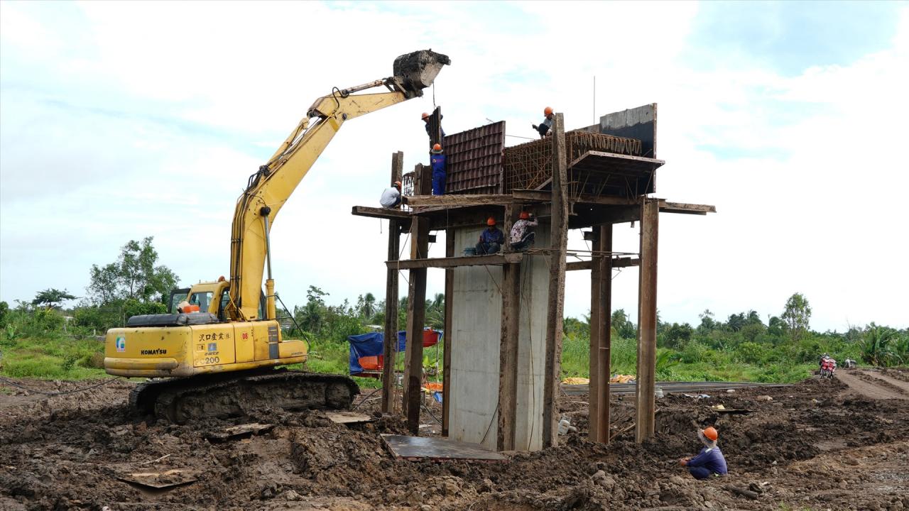 Dự án thành phần đoạn Cần Thơ – Hậu Giang và Hậu Giang – Cà Mau thuộc Dự án đường bộ cao tốc Bắc - Nam phía Đông giai đoạn 2021-2025 (Dự án) được khởi công từ ngày 1. 1.2023, các nhà thầu đã tổ chức 128 mũi thi công, huy động 409 máy móc thiết bị đến công trường và khoảng 800 nhân sự (kỹ sư và công nhân).