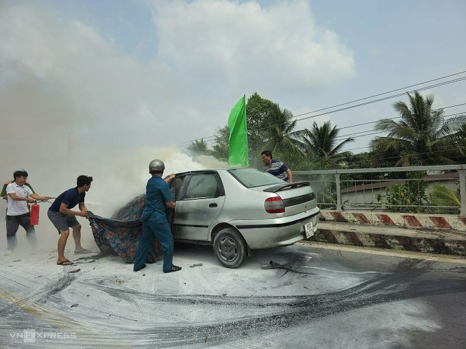 Une voiture a pris feu sur l'autoroute 30 le matin du 9 février. Photo : Tran Thanh