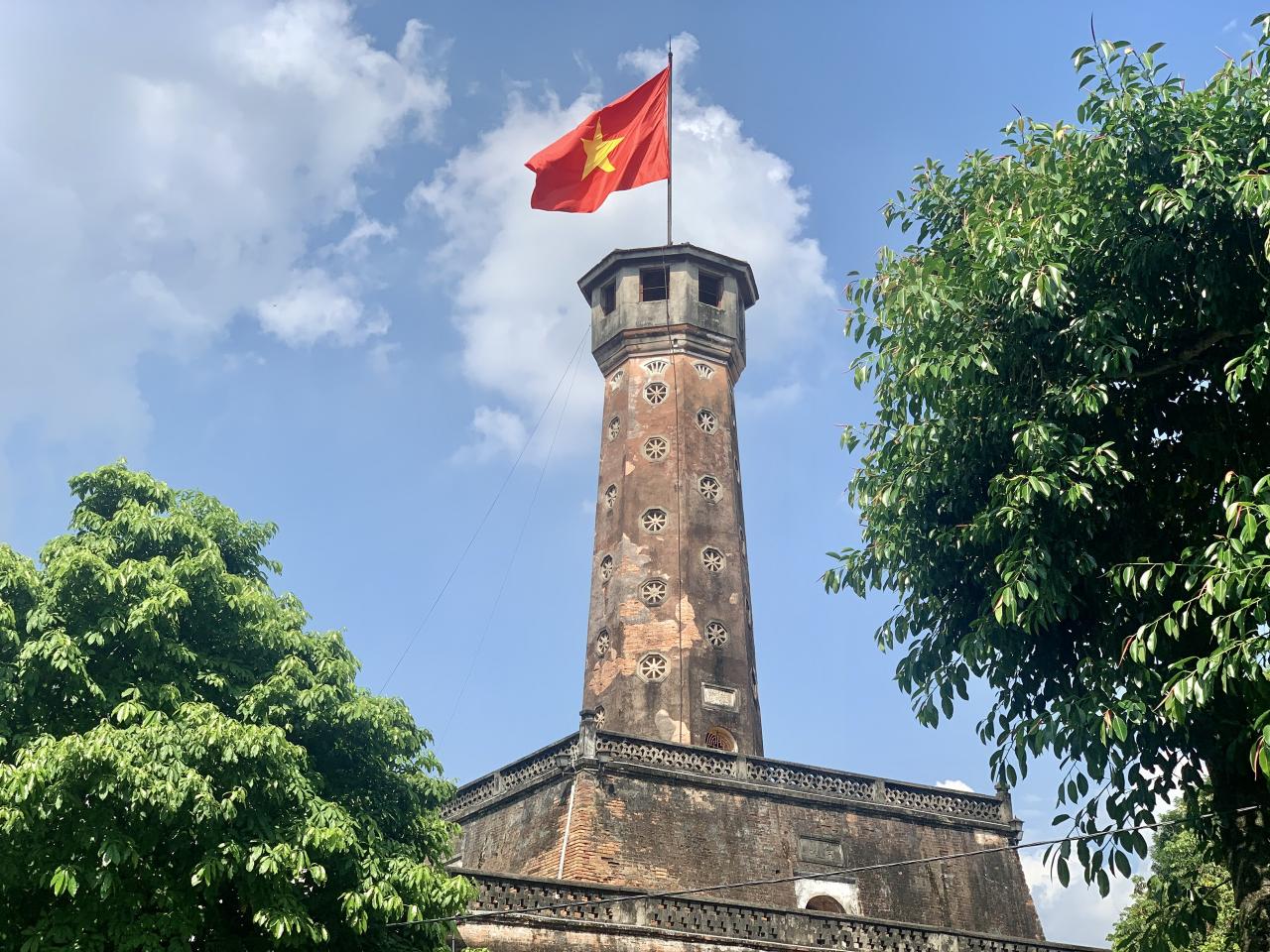 69 years ago, Hanoi Flag Tower was the place where the sacred flag-raising ceremony took place on the day the capital was liberated. On the afternoon of October 10, 1954, the military band played the national anthem under the direction of comrade Dinh Ngoc Lien, and the national flag was raised on Hanoi Flag Tower. Photo: Nhat Minh