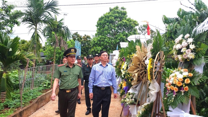 El viceministro de Seguridad Pública visita a las familias de las víctimas del tiroteo en Dak Lak - 1