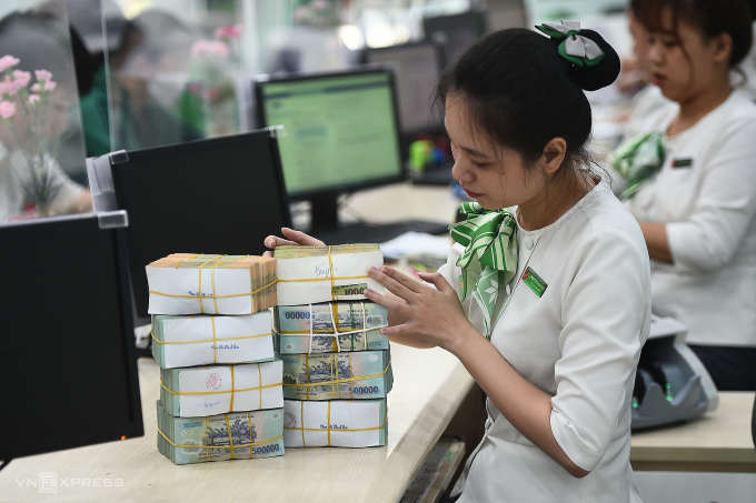 Transaction at a joint stock commercial bank. Photo: Thanh Tung