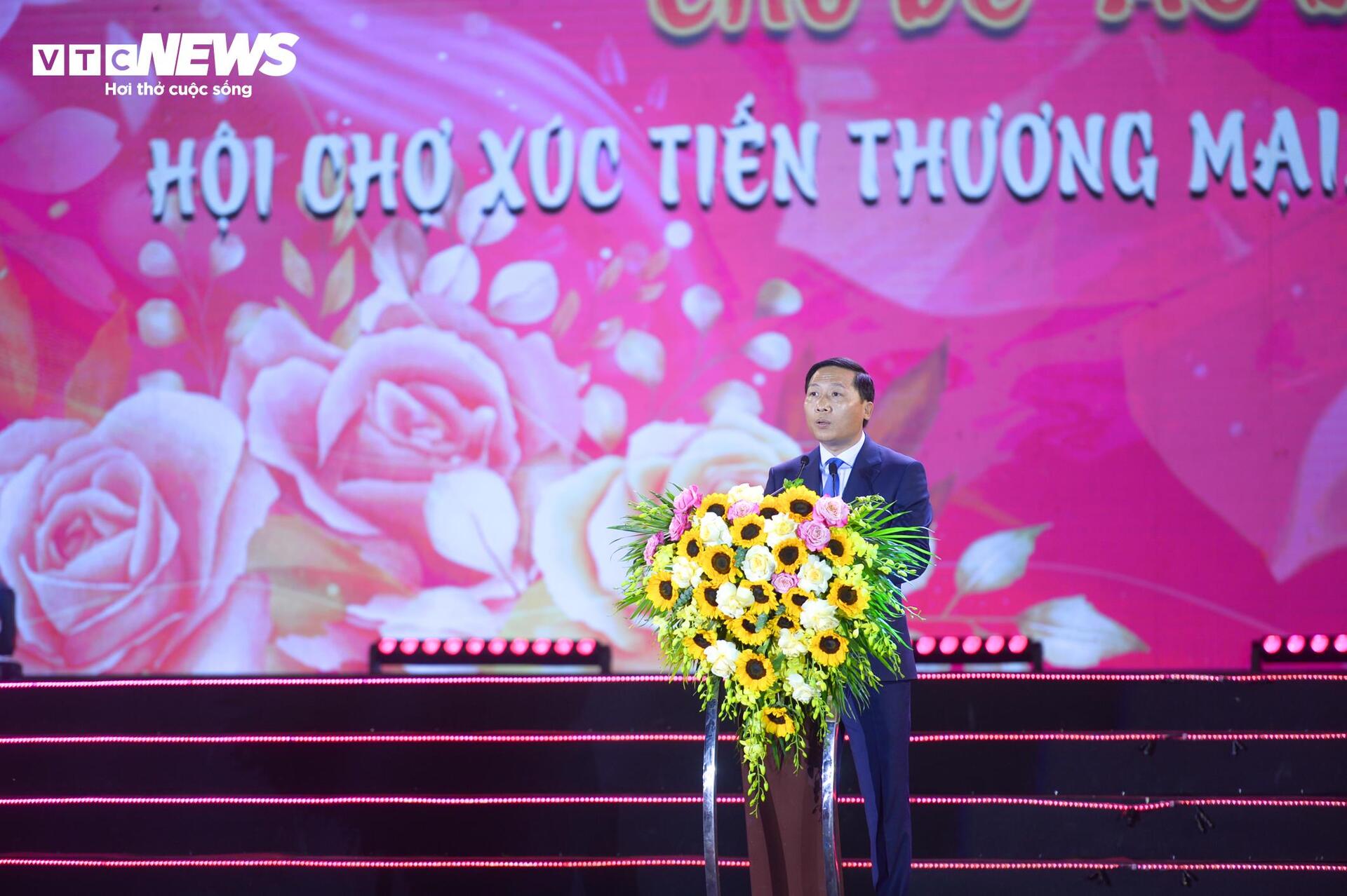 Duc Phuc y Hoa Minzy se queman en la noche de apertura del Festival de Flores de Me Linh - 4