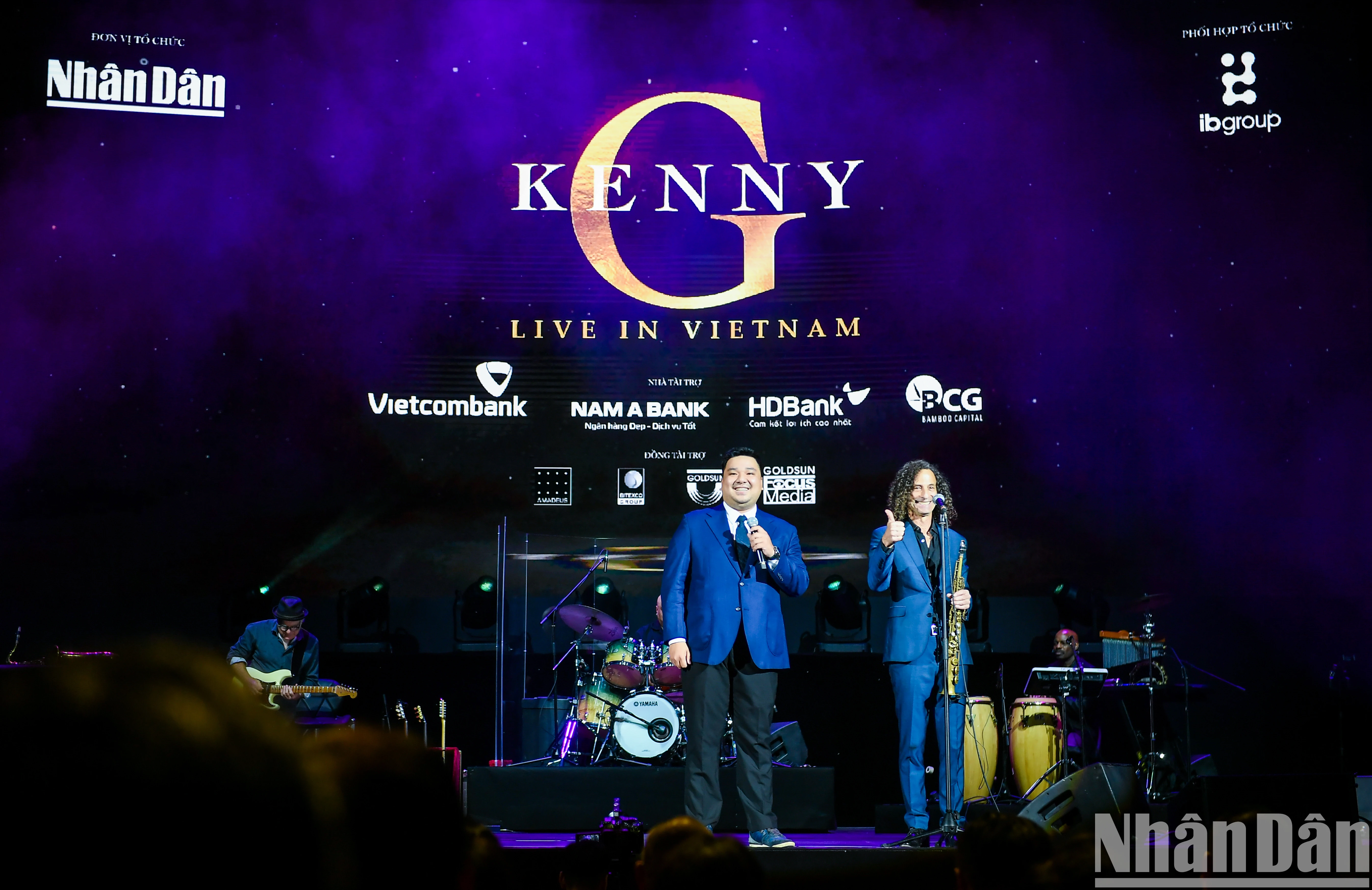 [Photo] Vietnamese audiences immersed in emotions with Kenny G's trumpet sound photo 10