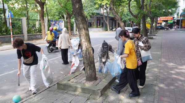 200 voluntarios se unieron para limpiar la basura en Hanoi