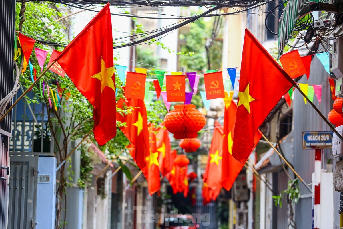 The streets of the capital are bright with red flags with yellow stars on the 30th of Tet.