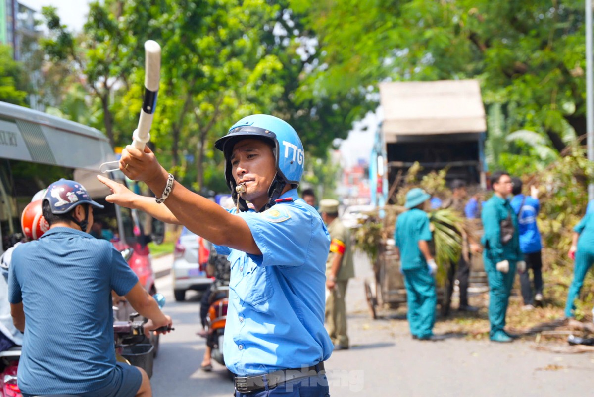 Les habitants de la capitale descendent dans la rue pour nettoyer l'environnement et surmonter les conséquences de la tempête numéro 3, photo 11