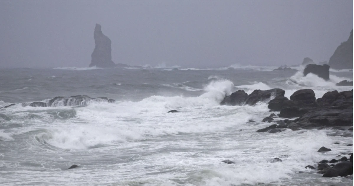 日本、台風シャンシャンによる特別警報発令