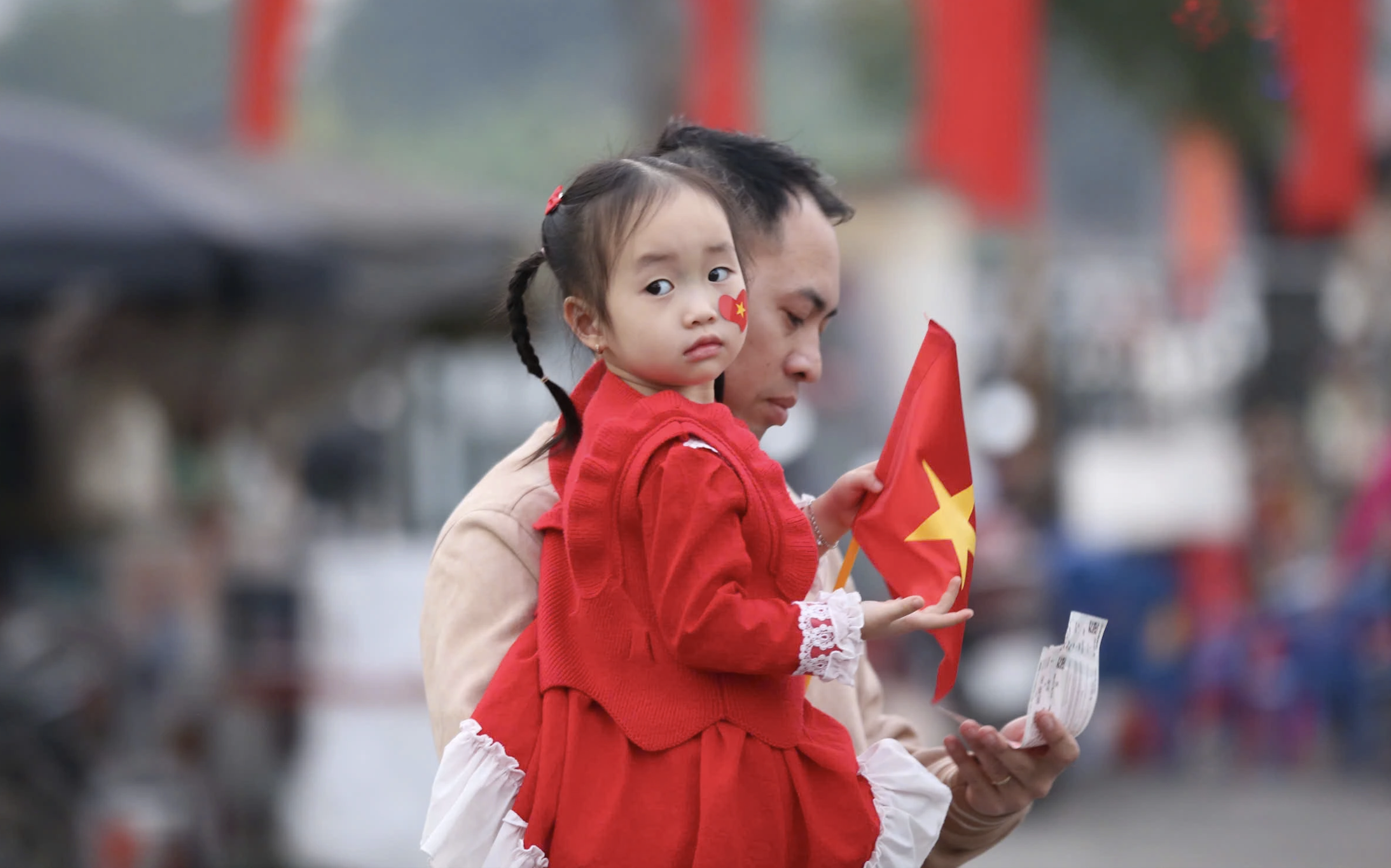 Young fans 'fuel' Vietnam's match against Singapore, Quang Hai also welcomes special fans