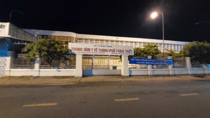 Das Phan Thiet Medical Center behandelt am Abend des 15. Juli eine Gruppe Touristen mit Lebensmittelvergiftung. Foto: Khai Nguyen