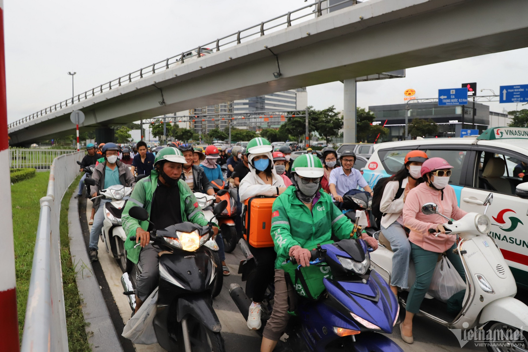 Tausende Menschen versammeln sich am Ngo Quyen-Tor in Ho-Chi-Minh-Stadt 1333.jpg