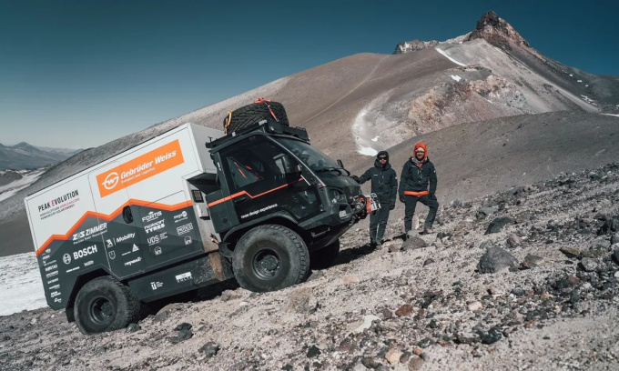 Peak Evolution team and Terren electric car set a record for climbing 6,500 m. Photo: Gebrüder Weiss/Anna Pocinska
