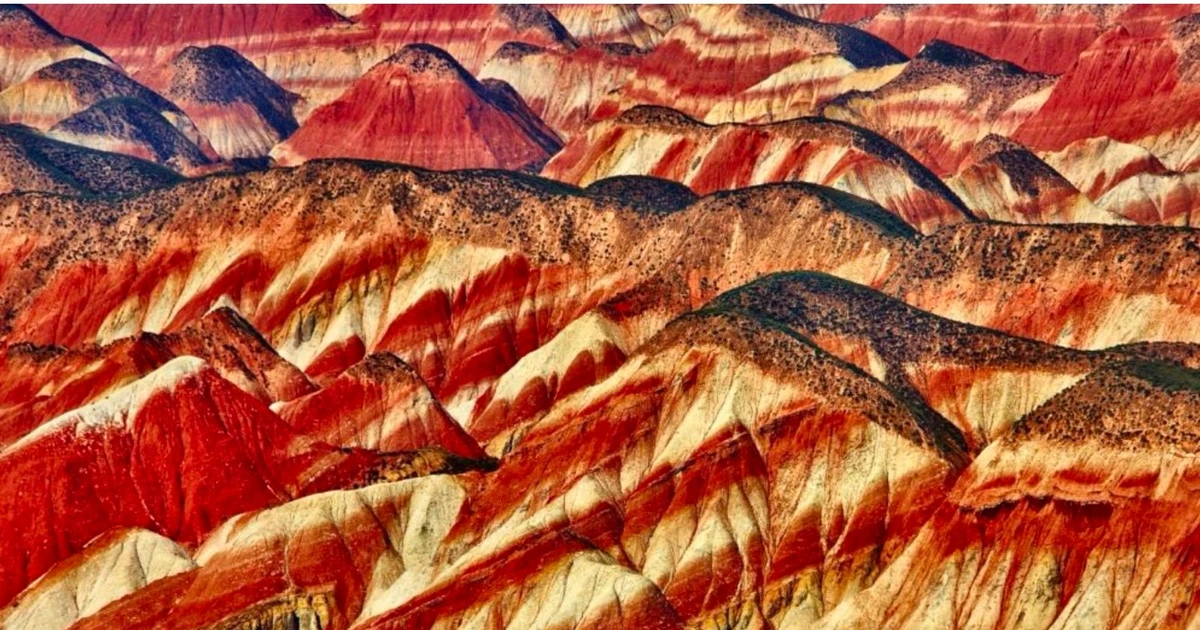 Entdecken Sie das geomorphologische Wunder Danxia Watercolor in Gansu, China