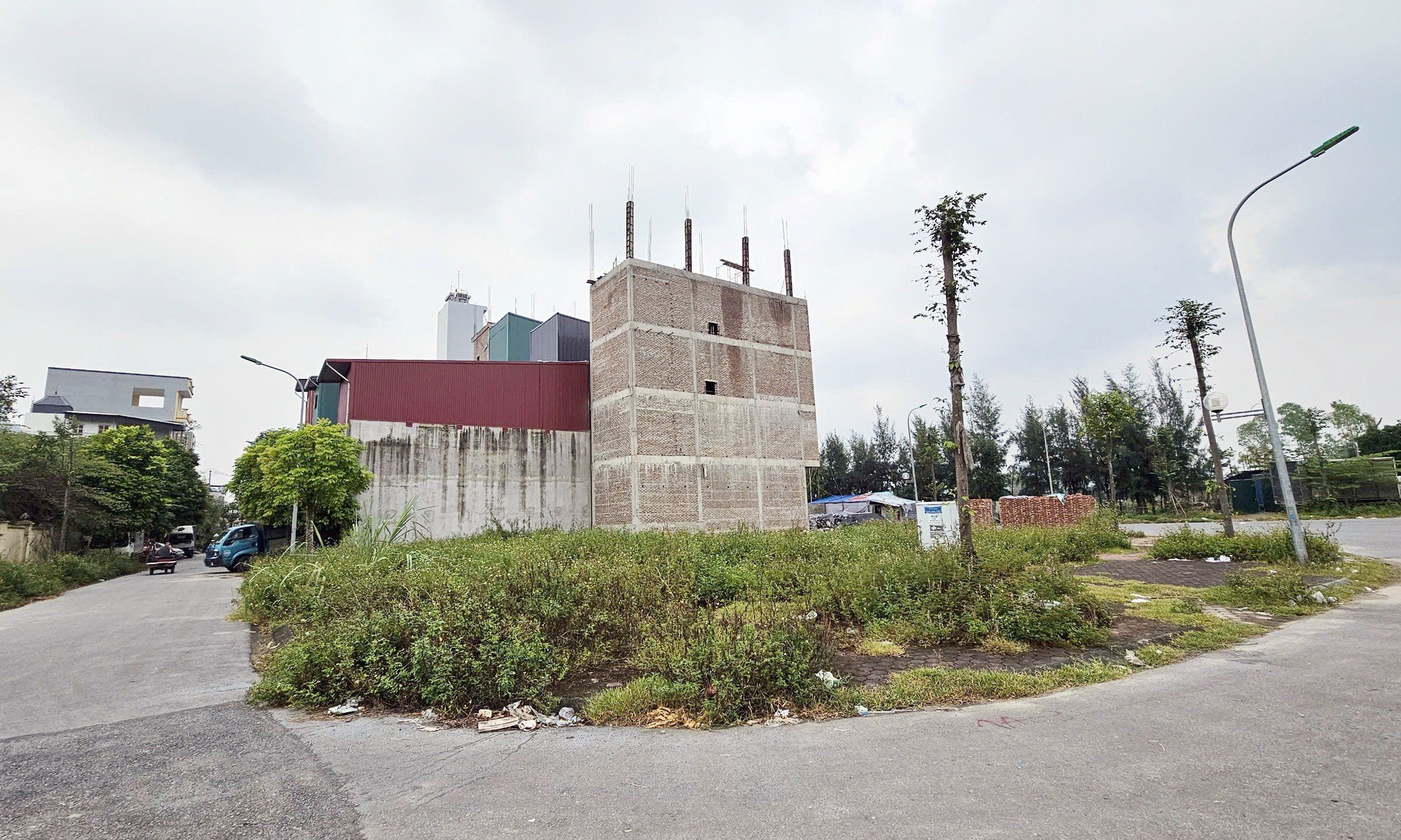 Primer plano de un terreno con vista al cementerio de Hanoi, subastado por 262 millones de VND/m2, foto 1