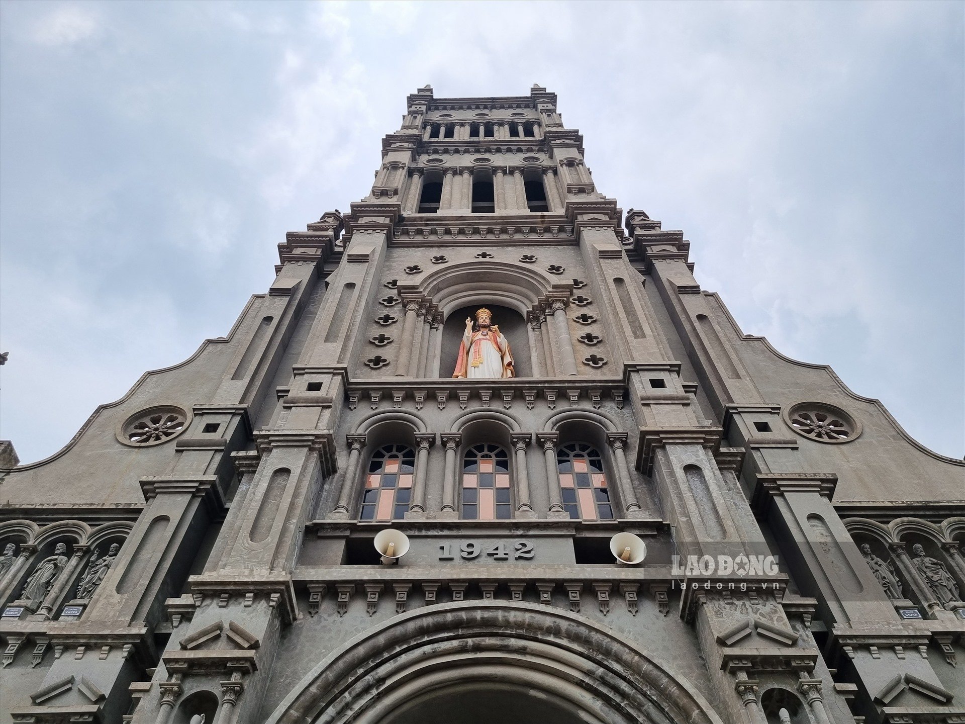 Every year, on May 1, the Bishop returns to celebrate Mass in honor of Saint Joseph the Worker, which is also the day of adoration of the Sa Chau shrine parish with many grand processions and flower offerings, attracting the participation of a large number of local parishioners.