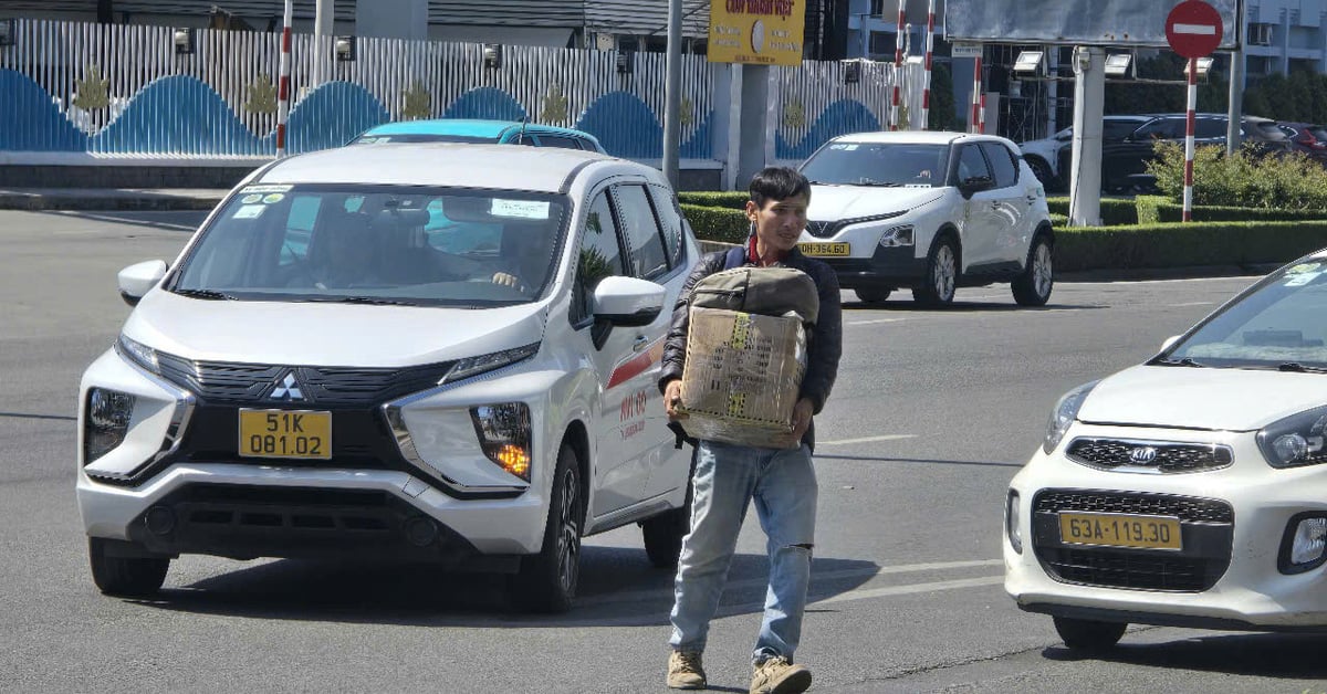 Stau, Taxifahrer kommen nur ungern in den Flughafen und lassen die Passagiere vergeblich warten