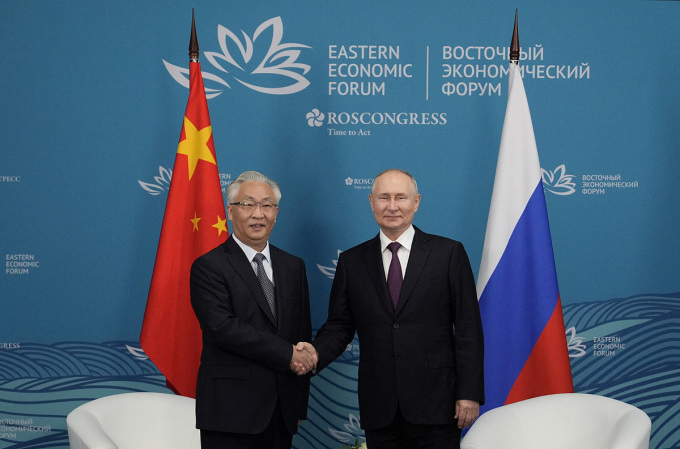 El presidente ruso, Vladimir Putin (derecha), estrecha la mano del viceprimer ministro chino, Zhang Guoqing, durante una reunión al margen del octavo Foro Económico Oriental en Vladivostok el 12 de septiembre. Foto: Reuters