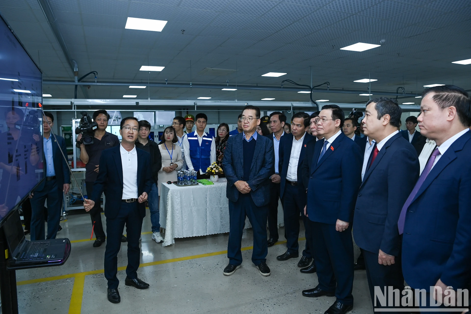 [Photo] Le président de l'Assemblée nationale Vuong Dinh Hue visite et offre des cadeaux aux travailleurs de la province de Thai Binh, photo 7